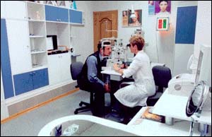 В кабинете врача, оборудованном самой современной техникой, проверят Ваше зрение и индивидуально подберут необходимые контактные линзы